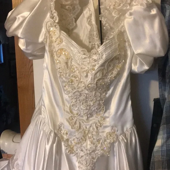 Vintage Alfred Angelo Beautiful Sequined Full Length Puff Sleeved Wedding Gown. - Picture 5 of 17